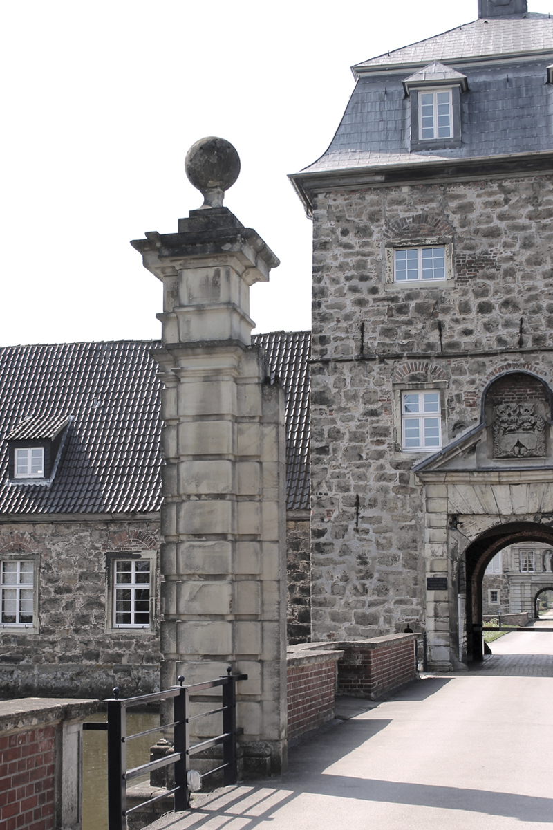 Das Foto zeigt die Zufahrt zum Schloss Lembeck in Dorsten.