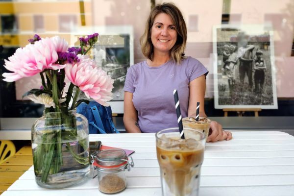 Das Foto zeigt Heike im Café Fräulein Coffea in Bochum