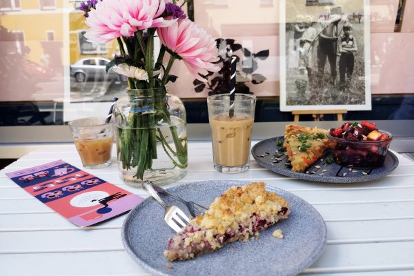 Das Foto zeigt Iced Latte, Kuchen und Quiche im Café Fräulein Coffea in Bochum