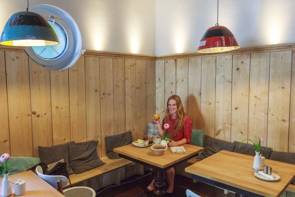 Das Foto zeigt die Bloggerin Rebecca Schirge im Café Froilein Meier im Dortmunder Kreuzviertel