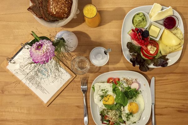 Das Foto zeigt das leckere Frühstück im Café Froilein Meier