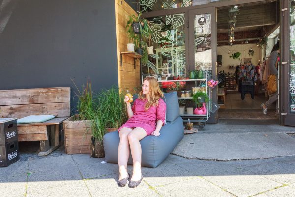 Das Foto zeigt die Bloggerin Rebecca im Sitzsack vorm Laden Unterhaltung Lieblingsstücke im Kreuzviertel in Dortmund