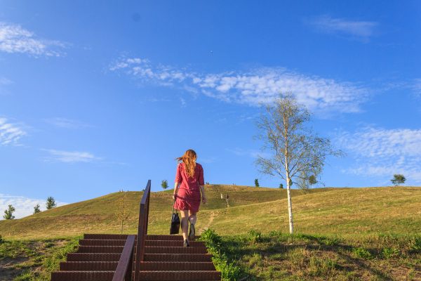 Das Foto zeigt die Bloggerin Rebecca Schirge bei einem Spaziergang auf den Kaiserberg in Dortmund