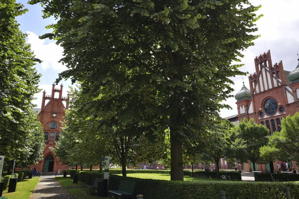 Das Foto zeigt die Alte Verwaltung und die Lohnhalle der Zeche Zollern in Dortmund