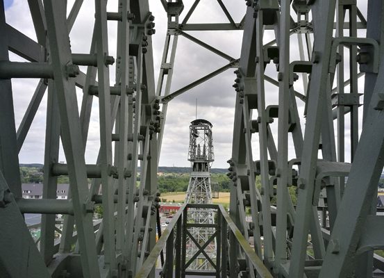 Das Foto zeigt den Ausblick von einem Förderturm der Zeche Zollern auf den anderen.