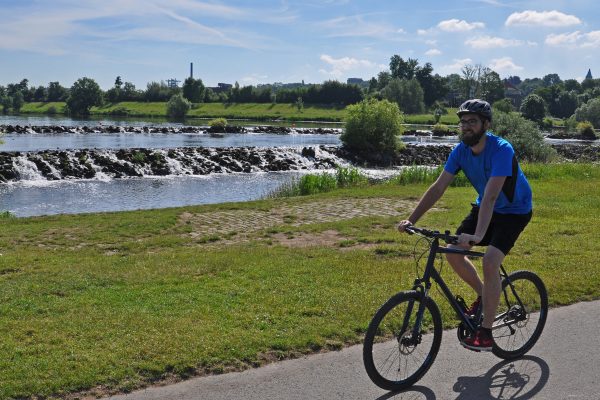 Das Foto zeigt Blogautor Florian mit seinem Fahrrad, wie er vorbei an den Kaskaden in Hattingen an der Ruhr radelt.