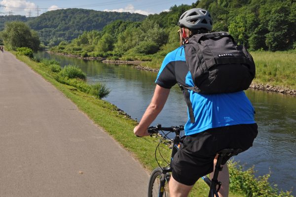 Das Foto zeigt Blogautor Florian von hinten auf seinem Rad auf dem RuhrtalRadweg in Hattingen.