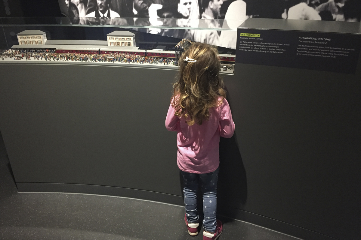 Das Foto zeigt die Tochter der Blogautorin Nina im Deutschen Fußballmuseum