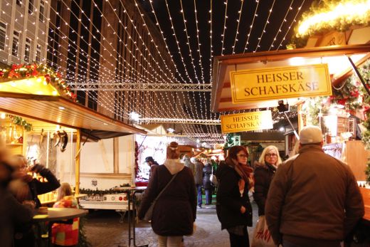 Das Foto zeigt deb Lichterhimmel über den Hütten des Weihnachtsmarkt Recklinghausen