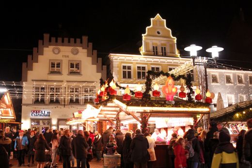 Das Foto zeigt den Weihnachtsmarkt Recklinghausen in besonderer Altstadtkulisse