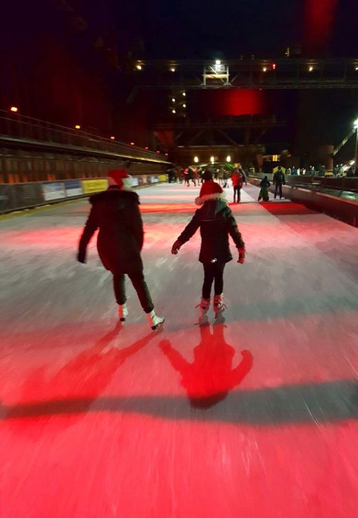 Das Foto zeigt Menschen beim Eislaufen auf der Zollverein Eisbahn
