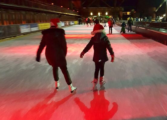 Das Foto zeigt Menschen beim Eislaufen auf der Zollverein Eisbahn