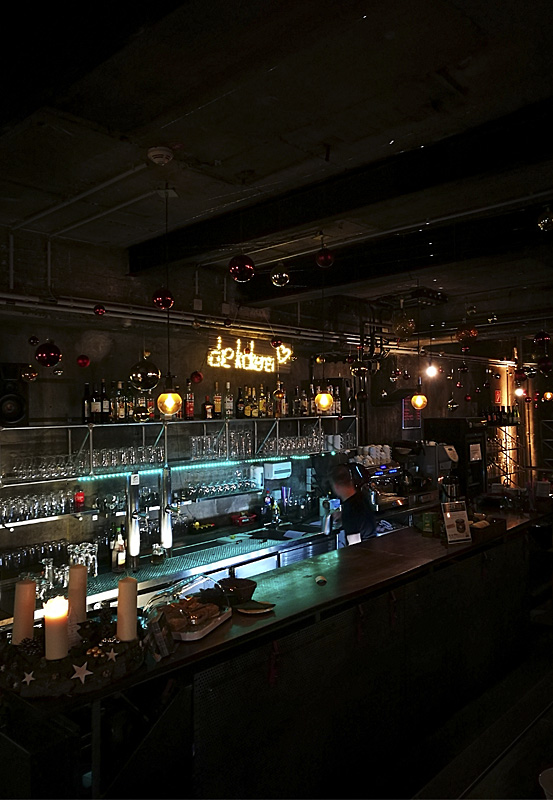 Das Foto zeigt die Bar des Kokerei Cafés auf dem Kokereigelände des UNESCO-Welterbe Zollverein