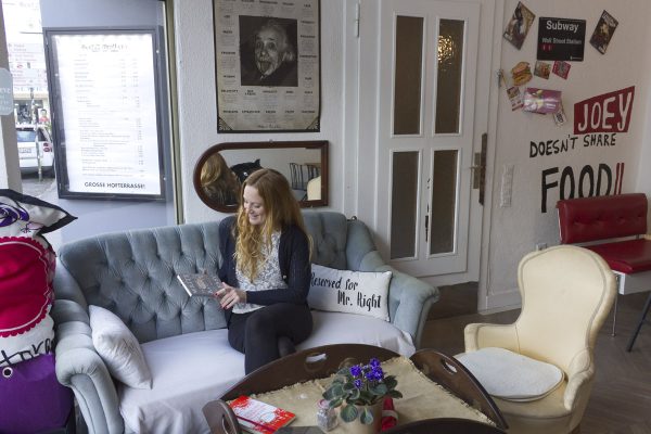Das Foto zeigt Bloggerin Rebecca auf der Couch des Cafés cooki jar in Essen