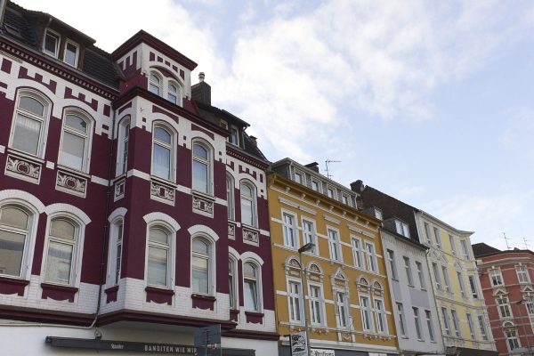 Das Foto zeigt schöne Altbauhäuser an der Kreuzung Kahrstraße in Essen Rüttenscheid