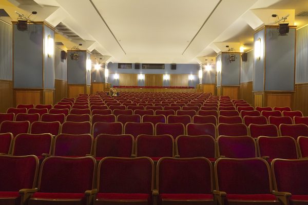 Das Foto zeigt den Kinosaal im Filmstudio Glückauf in Essen