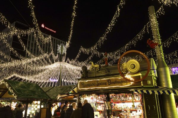 Dasn Foto zeigt den nostalgischen Spielzeug-Stand auf dem Weihnachtsmarkt Essen