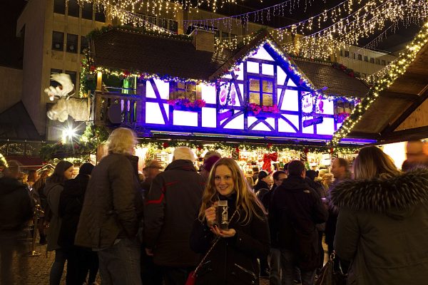 Das Foto zeigt Bloggerin Rebecca mit einem Glühwein auf dem Weihnachtsmarkt Essen