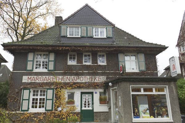 Das Foto zeigt das hübsche Gebäude der Apotheke in der Margarethenhöhe