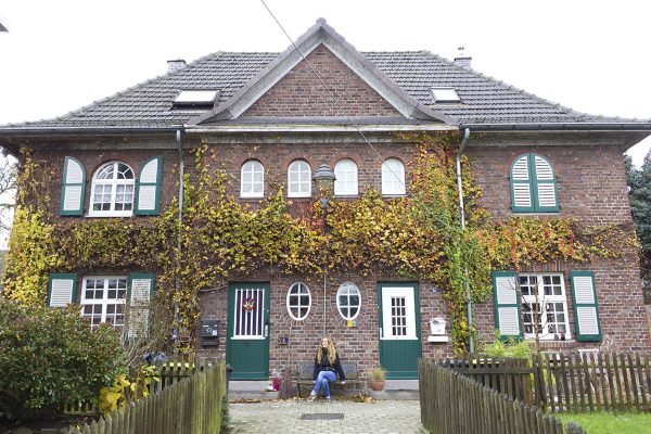Das Foto zeigt Bloggerin Rebecca vor einem der schönen Häuser in der Margarethenhöhe