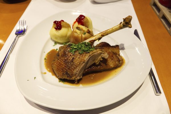 Das Foto zeigt einen Teller mit Gänsebraten im Mintrops Stadt Hotel Margerethenhöhe