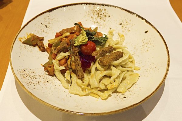 Das Foto zeigt einen Teller mit Waldpilz-Gulasch im Mintrops Stadt Hotel Margerethenhöhe