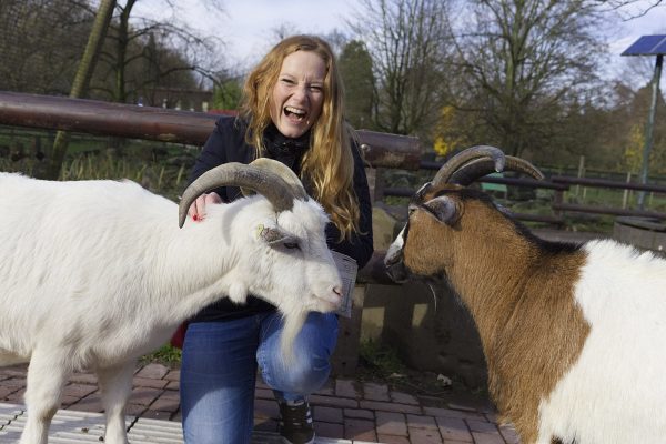 Das Foto zeigt Bloggerin Rebecca mit zwei Ziegen im Grugapark Essen