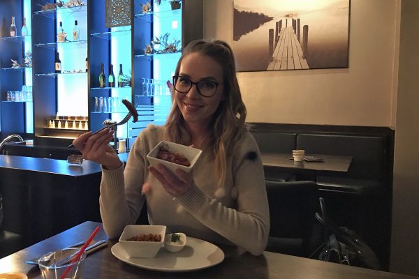 Das Foto zeigt Blogautorin Sandra im schicken Ambiente des Lekka in Bottrop