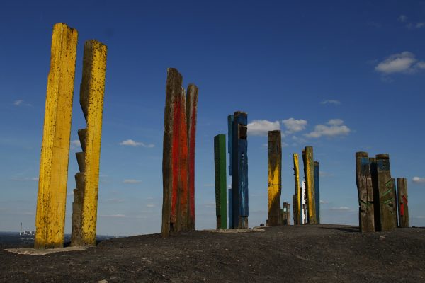 Das Foto zeigt die Totempfähle auf der Halde Haniel in Bottrop