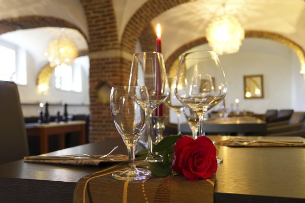 Das Foto zeigt einen romantisch gedeckten Tisch im Restaurant Canape im Schloss Ringenberg in Hamminkeln