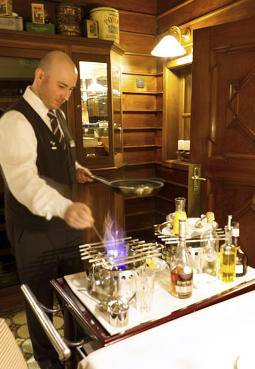 Das Foto zeigt den Chefkoch des Wellings Romantik Hotel zur Linde in Moers beim Flambieren eines Crepes