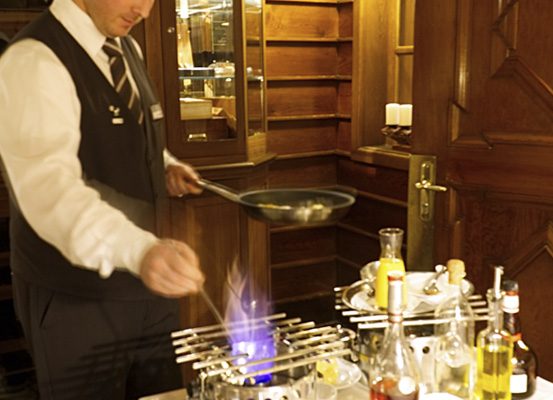 Das Foto zeigt den Chefkoch des Wellings Romantik Hotel zur Linde in Moers beim Flambieren eines Crepes