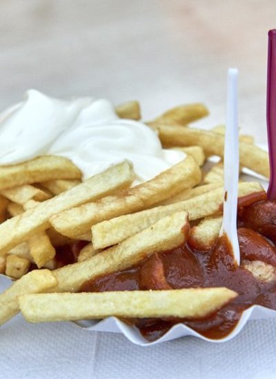 Das Foto zeigt Currywurst mit Pommes und Majo von Dönninghaus vom Bratwursthaus in Bochum