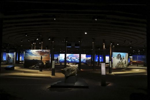 Das Foto zeigt ein echtes Stück des Matterhorns in der Ausstellung "Der Berg ruft" im Gasometer Oberhausen