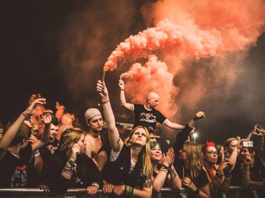 Das Bild zeigt Menschen mit Pyrotechnik beim Ruhrpott Rodeo