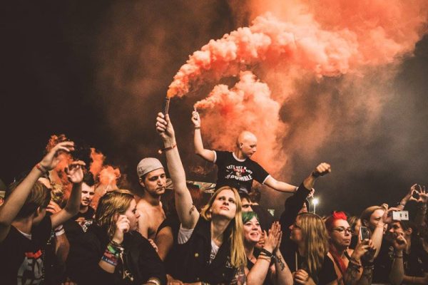 Das Bild zeigt Menschen mit Pyrotechnik beim Ruhrpott Rodeo