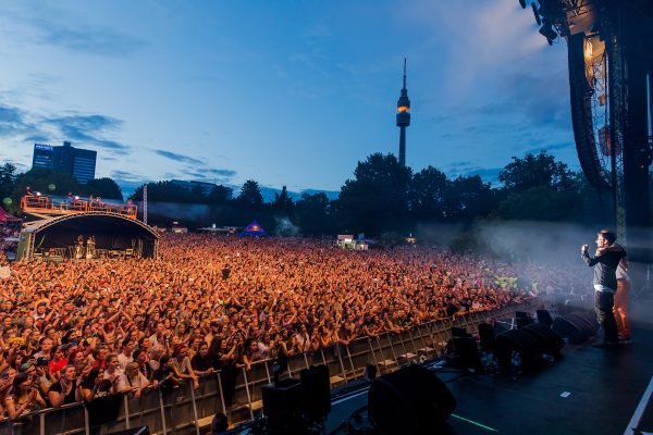 Das Foto zeigt den Blick von der Bühne auf das Publikum