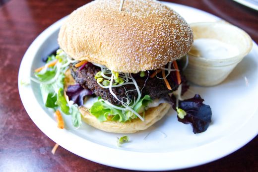 Das Bild zeigt einen Burger
