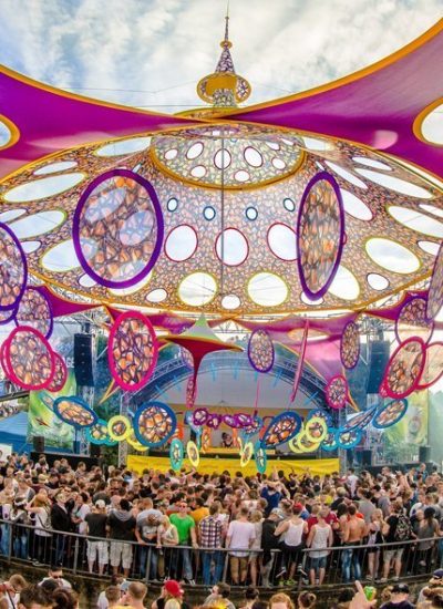 Das Foto zeigt eine bunter Installation auf einem Floor auf dem Musikfestival Ruhr in Love