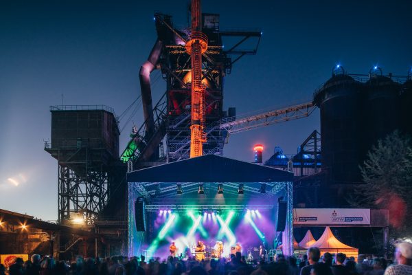 Das Foto zeigt den Landschaftspark Duisburg-Nord bei der ExtraSchicht - Die Nacht der Industriekultur