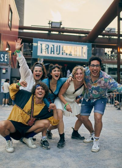 Das Foto zeigt Besucher:innen auf dem Traumzeitfestival im Landschaftspark Duisburg-Nord