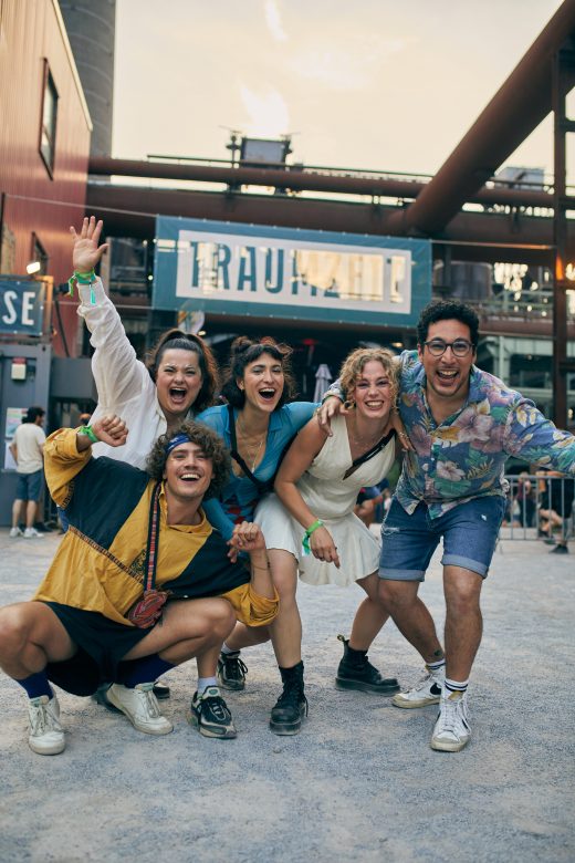 Das Foto zeigt Besucher:innen auf dem Traumzeitfestival im Landschaftspark Duisburg-Nord