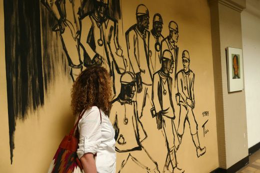 Das Foto zeigt Ronja vor einem Kunstwerk mit Bergmännern