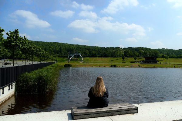 Das Foto zeigt eine Person am See des CreativQuartier Lohberg