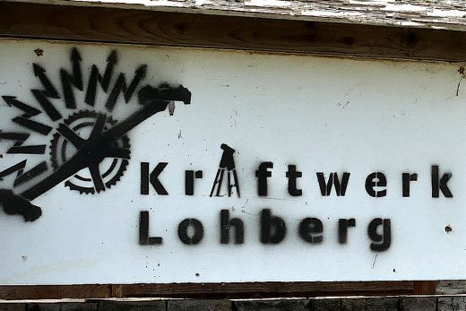 Das Foto zeigt ein Brett mit der Aufschrift Kraftwerk Lohberg