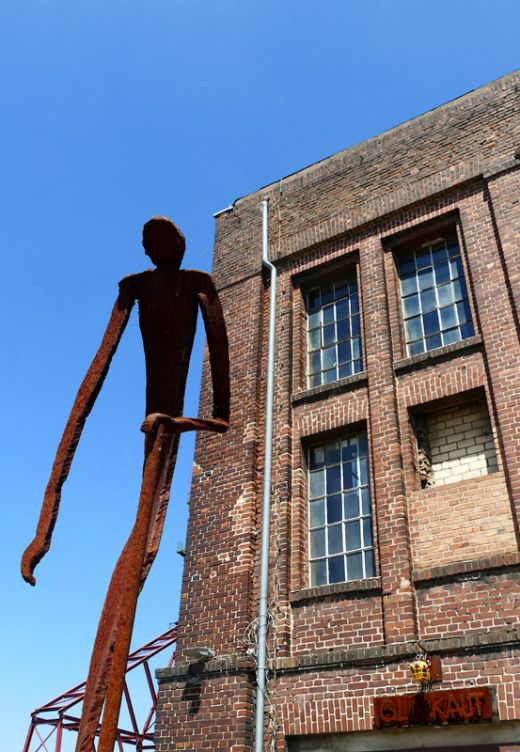 Das Foto zeigt eine rostige Skulptur