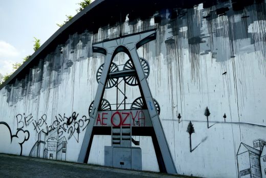 Das Foto zeigt ein Graffiti eines Förderturms