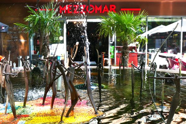 Das Foto zeigt Wasserkunst vor dem Restaurant Mezzomar