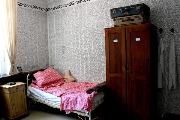 Das Foto zeigt ein Zimmer des Ledigenheim