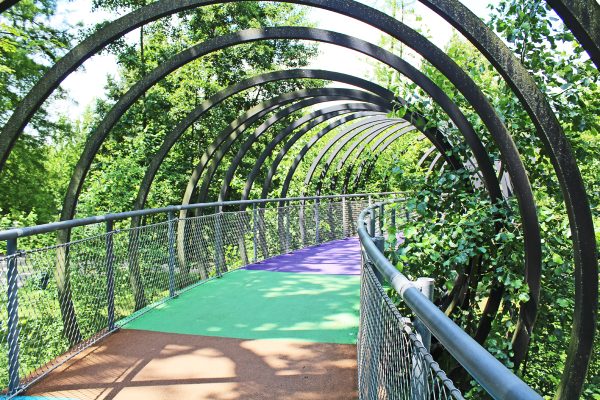 Das Bild zeigt die Brücke Slinky Springs To Fame in Oberhausen